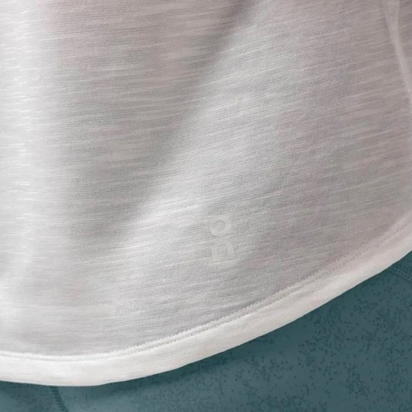 NWT On Cloud Running Active-T Flow Quick-drying Athletic Shirt White size Medium - Picture 4 of 10